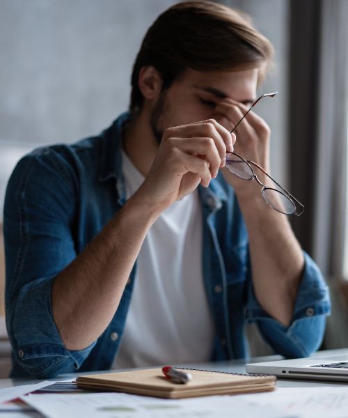 悩むセラピスト